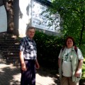 Prie A. Baranausko klėtelės G. Adomaitytę pasitinka Muziejaus direktorius A. Verbickas.