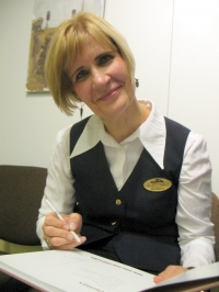 Muziejaus direktorė Vitalija Lapėnienė į jubiliejinę knygą kažką mums rašo... Mano nuotrauka.
