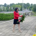 Ambasadorė atnešė gėlių prie Rašytojo paminklo.