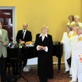 Dovanoti vieną gėlės žiedą viešniai - sena Antano Vienuolio tradicija, kurią tęsia muziejininkai.
