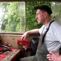 Algirdas Burba prityrusiu žvilgsniu žvelgia pro lokomotyvo langą ir minutėlei paleidžia valdymo svertus... Mano nuotrauka.