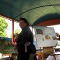 Nuo lietaus dailininkės slėpėsi mėlynajame vagone įsirengtoje „studijoje“. Mano nuotrauka.