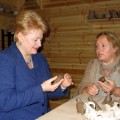 Keramikė Skaidrė Račkaitytė mokė Prezidentę nusilipdyti švilpynę.