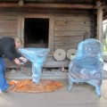 Baldai ruošiami kelionei į Kauną.