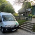 Rogėmis į Anykščius atvežtus baldus šįkart gabena infobusas.