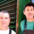 Traukinuką vairuojantys pilotai: mašinistas Algirdas Burba (dešinėje) ir jo padėjėjas Plamenas Betaškis. Mano nuotrauka.