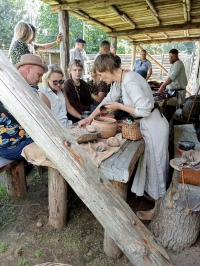 Amatą demonstruoja keramikė Kristina Motuzienė-Matuzevičienė.