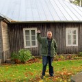 Muziejininkas Vytautas Bagdonas skambučiu kviečia į senąją Kunigiškių mokyklą.