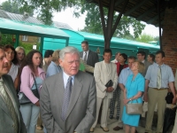 Prezidentas V. Adamkus su anykštėnais Anykščių geležinkelio stotyje. T. Kontrimavičiaus nuotrauka, 2004 m.