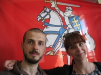 Štai jie, mano bičiuliai Jekaterina Krol ir Andrejus Baraško iš Baltarusijos, prie istorinės mūsų valstybės vėliavos besifotografuojantys. Mano nuotrauka. 