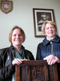 Ruduo, 2015 m. rugsėjo 7-osios popietė. JAV ambasadorė Lietuvoje Deborah Ann McCarthy ir Kanados konsulato tarnautoja Jeanette Stovel užsuko į Anykščių siauruko muziejų, į tautinį-patriotinį stoties viršininko kabinetą. Mano nuotrauka.
