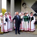 Izraelio ambasadorius Y Levy prie A. Baranausko klėtelės.