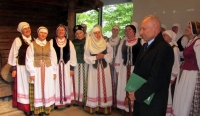 Izraelio ambasadorius Y Levy prie A. Baranausko klėtelės.