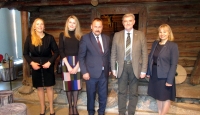 Kroatijos ambasadorius su palyda prie A. Baranausko klėtelės.
