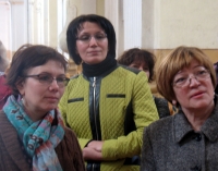 Troškūnų bernardinų bažnyčios paslaptis pažįsta (iš kairės) Julija Mykolaitienė iš Prienų, Natalija Kučinskienė iš Šilutės bei Bronė Lapinskaitė iš Pasvalio. Mano nuotrauka.