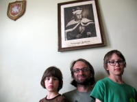 Lietuviškos kilmės estas Algirdas Martsoo su savo berniukais – miško vaikais Oskaru ir Jakobu nusifotografavo tautine simbolika turtingame muziejiniame stoties viršininko kabinete. Mano nuotrauka.