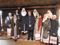 Svečias prie A. Baranausko klėtelės.