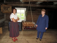 Prezidentė D. Grybauskaitė ir sodybos saugotoja muziejininkė N. Kirvelienė.