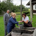 Prezidentės D. Grybauskaitės viešnagės Jono Biliūno sodyboje-muziejuje akimirkos. T. Kontrimavičiaus nuotrauka.