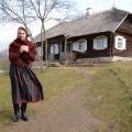 Rašytojo gimtoji sodyba ir jos sergėtoja muziejininkė Nijolė Kirvelienė.