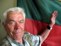 Jonas pagarbiai nusifotografavo prie lietuviškos Trispalvės. Mano nuotrauka.