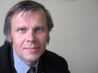 Gintaras Karosas, grįždamas iš savo tėvelio Raimondo metinių paminėjimo, užsuko į Anykščių geležinkelio stotį. Mano nuotrauka.