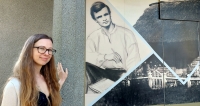Ukrainos rašytoja rezidentė Kateryna Jehoruškina prie A. Baranausko klėtelės.