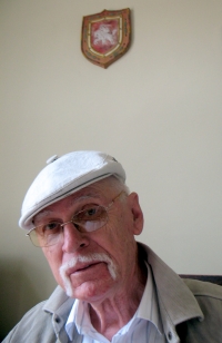 Šiuolaikinio lietuviško Vyčio kūrėjas Arvydas Každailis prisėdo prie stoties viršininko stalo po senoviniu, tarpukariu iš molio pagamintu Vyčiu. Mano nuotrauka.