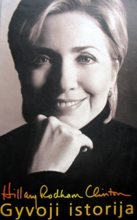 Hillary Clinton biografija, surašyta į storą knygą.