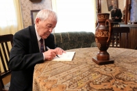Leonas Stepanauskas A. Vienuolio memorialiniame darbo kambaryje.