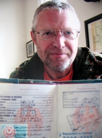 Egzotiškasis „Trabantas“ ir mano šveicariškas dviratis. Mano nuotrauka.