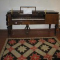 Tarp muziejaus eksponatų – senovinis Didžiulių šeimos fortepijonas.
