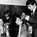 Muziejaus direktorė Teresė Mikeliūnaitė (kairėje) su Ažuožerių bendruomenės nariais 1984 m. balandžio 8 d., minint Antano Vienuolio 102-ąsias metines. Alfredo Motiejūno nuotrauka.