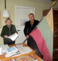 V. A. Milaknio atneštą Trispalvę priėmė Muziejaus vyr. fondų saugotoja Vida Zasienė.