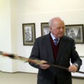 Dr. Aleksandro Guobio rankose – indėniškas lankas iš Pietų Amerikos.