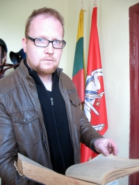 Tą ypatingą knygą – įrištų žurnalų „Skautų aidas“ rinkinį – padovanojo Mykolo tėtis Algimantas su savo krikštadukte... Mano nuotrauka.