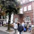 Arklio muziejaus kiemelis prie istorinio pastato Anykščių senamiestyje.