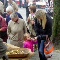 Šutintuve išvirusios bulvės su lupenomis, išverstos į medinę geldą, - patiekalas, kurio namuose negausi...