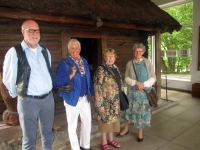 Prie A. Baranausko klėtelės – vertėja A. Schellenbach (antroji iš dešinės) su bičiuliais olandais Bertu, Marianne ir Olandijos lietuve Milda Čemeška-Peeters.