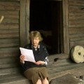 Viešnia iš Olandijos A. Schellenbach prie Klėtelės skaito A. Baranausko tekstą olandiškai.