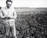 Antanas Puodžiukas – mokslininkas Elmininkų laukuose.