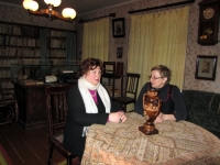 V. Palčinskaitė A. Vienuolio memorialiniame kambaryje su muziejininke Rita Urboniene.