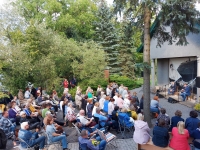 Poezijos ir muzikos valanda subūrė „Purpurinio vakaro“ gerbėjus prie A. Baranausko klėtelės.
