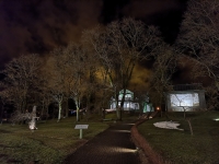 Rašytojų kalnelio memorialinis parkas pirmąjį 2023-ųjų vakarą. Kristinos Rudokaitės nuotrauka.
