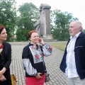 Literatūrinės rezidencijos dalyvės (iš kairės) I. Panarina ir T. Stus su anykštėnu, kilusiu iš Ukrainos, Petro Šostucha, Anykščiuose, prie A. Baranausko paminklo, 2019-ųjų vasarą. T. Kontrimavičiaus nuotrauka.
