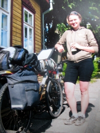 Kotryna Kotello – mergina iš kelių Rygos gyventojų kompanijos, atvykusios dviračiais į Anykščius, bičiulių palaukti stabtelėjo geležinkelio stotyje. Mano nuotrauka.