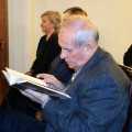 Naująja knyga susidomėjęs Stanislovas Abromavičius nepaleido jos iš rankų.