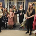 Koncerto atlikėjos (iš kairės): pianistė Birutė Asevičiūtė, mokinės Beatričė Kasparavičiūtė, Liepa Lungytė, Olivia Rojbin Demir, Aistė Vaizgėlaitė, Emilija Grigaliūnaitė, Jogilė Lukoševičiūtė ir muzikos pedagogė Simona Liamo.
