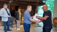 Paskutinis tuometinio Anykščių mero S. Obelevičiaus oficialus vizitas Muziejuje – prieš dvejus metus prie Klėtelės sveikinant 60-mečio sulaukusį archeologą Gintautą Zabielą. T. Kontrimavičiaus nuotrauka.
