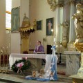 Anykščių vikaras N. Papirtis aukoja Šv. Mišias Seinų katedroje.